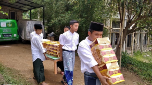 Berbagi Kebaikan: Masjid Marwah Bagikan Nasi Box Gratis untuk Jamaah Shalat Jumat